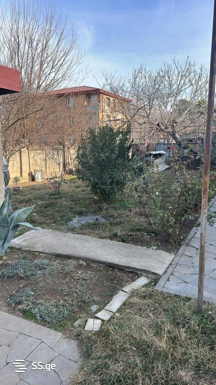 Просторный дом с 4 спальнями в Рустави, Грузия