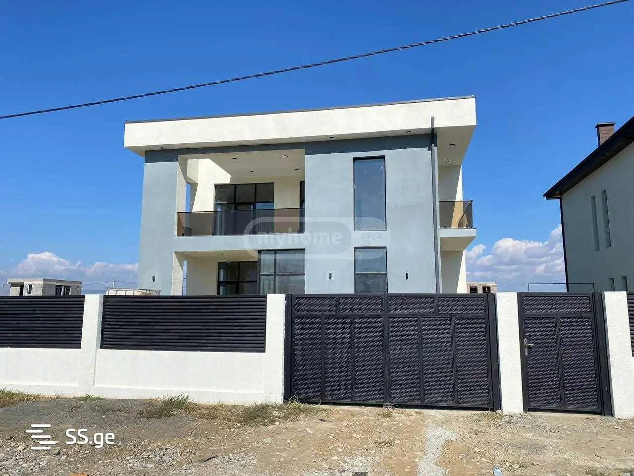 Просторный дом с 5 спальнями в Рустави, Грузия