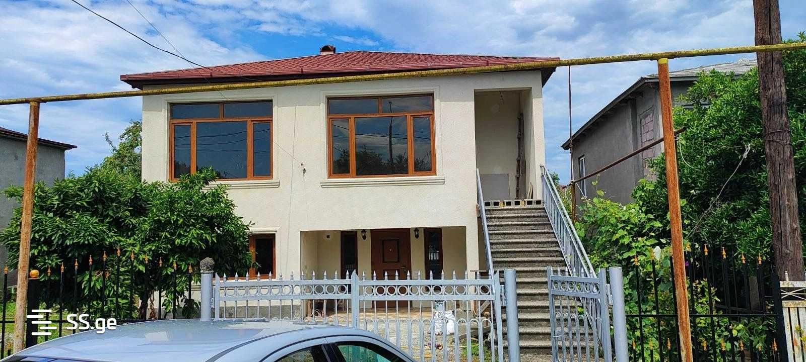 Просторный дом с четырьмя спальнями в Зугдиди, Грузия