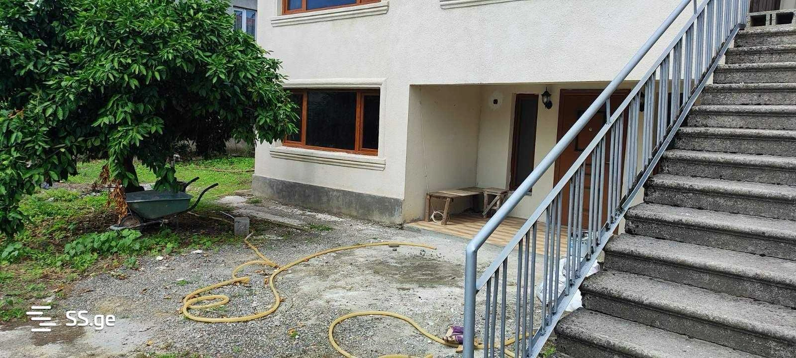 Просторный дом с четырьмя спальнями в Зугдиди, Грузия