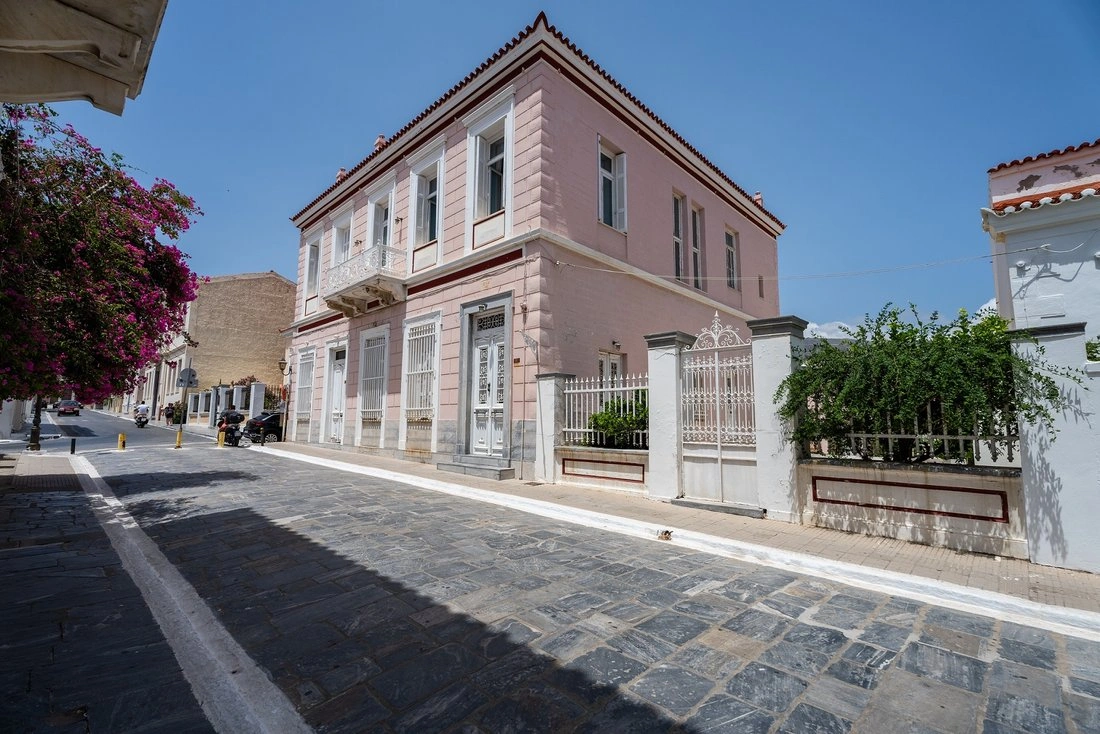 Просторный неоклассический дом площадью 545 м2 на Андросе, Греция