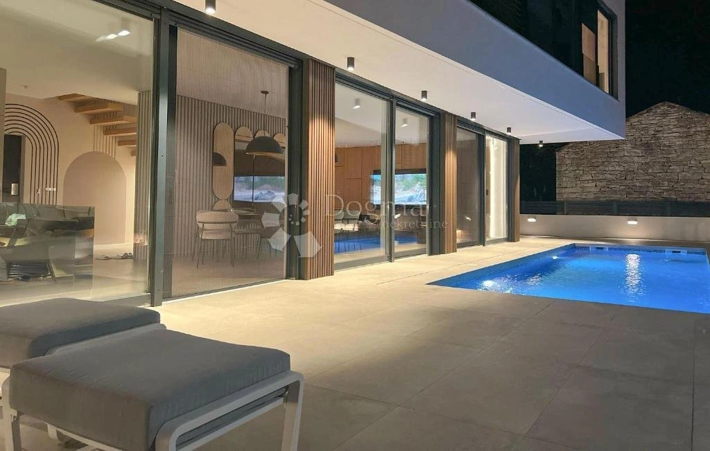 Дом 250 m2 с парковкой в Ровине, Хорватия