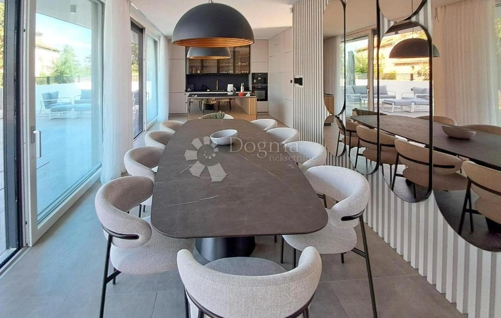 Дом 250 m2 с парковкой в Ровине, Хорватия