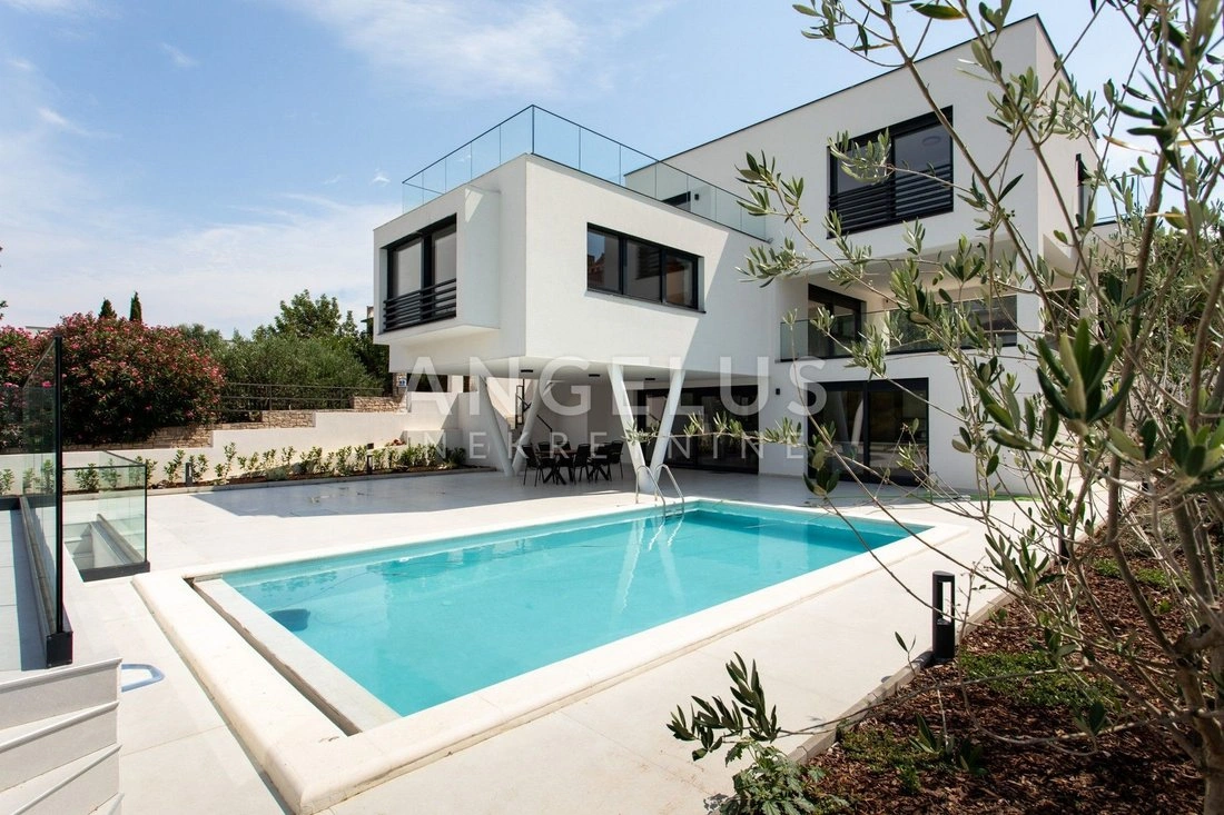 Дом 260 m2 с парковкой в Сплите, Хорватия