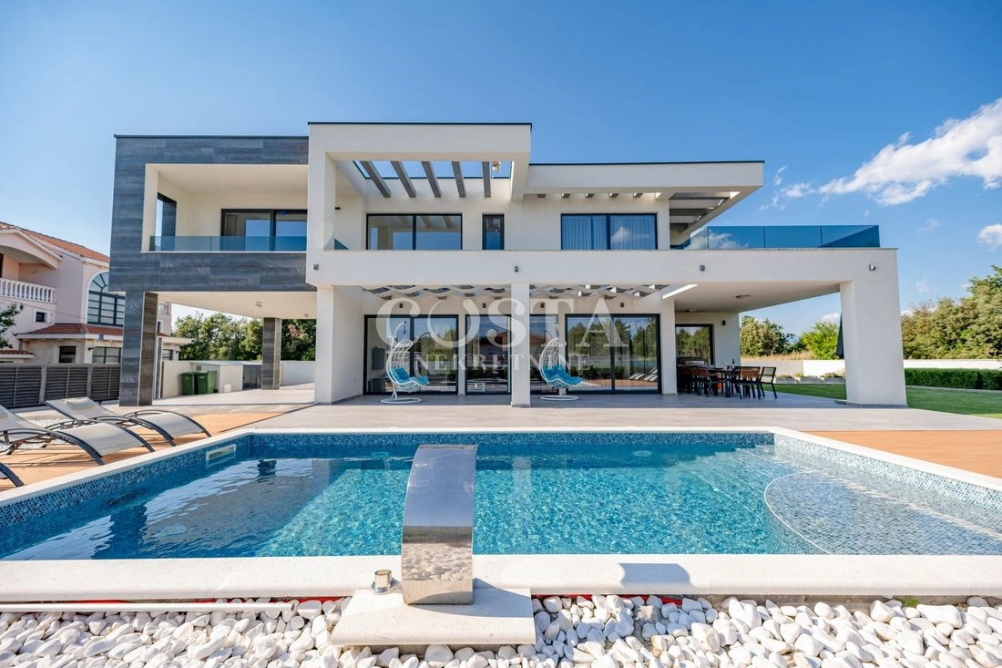 Дом 260 m2 с джакузи в Задаре, Хорватия