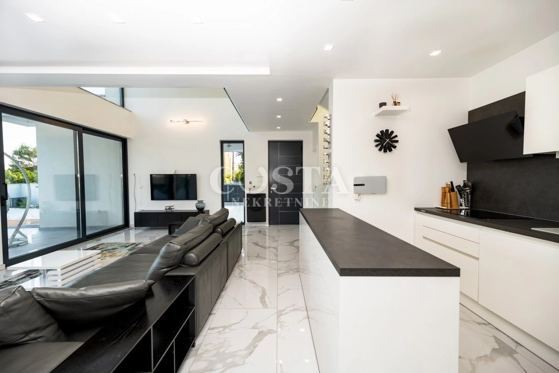 Дом 260 m2 с джакузи в Задаре, Хорватия