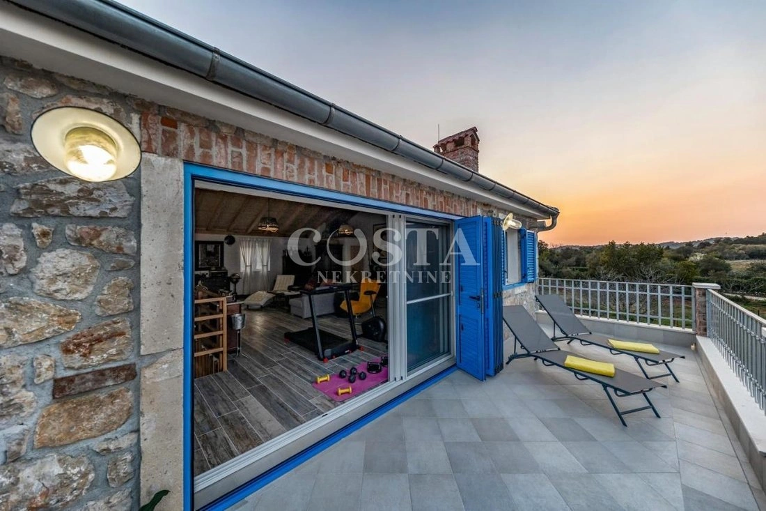 Дом 300 m2 с садом в Задаре, Хорватия