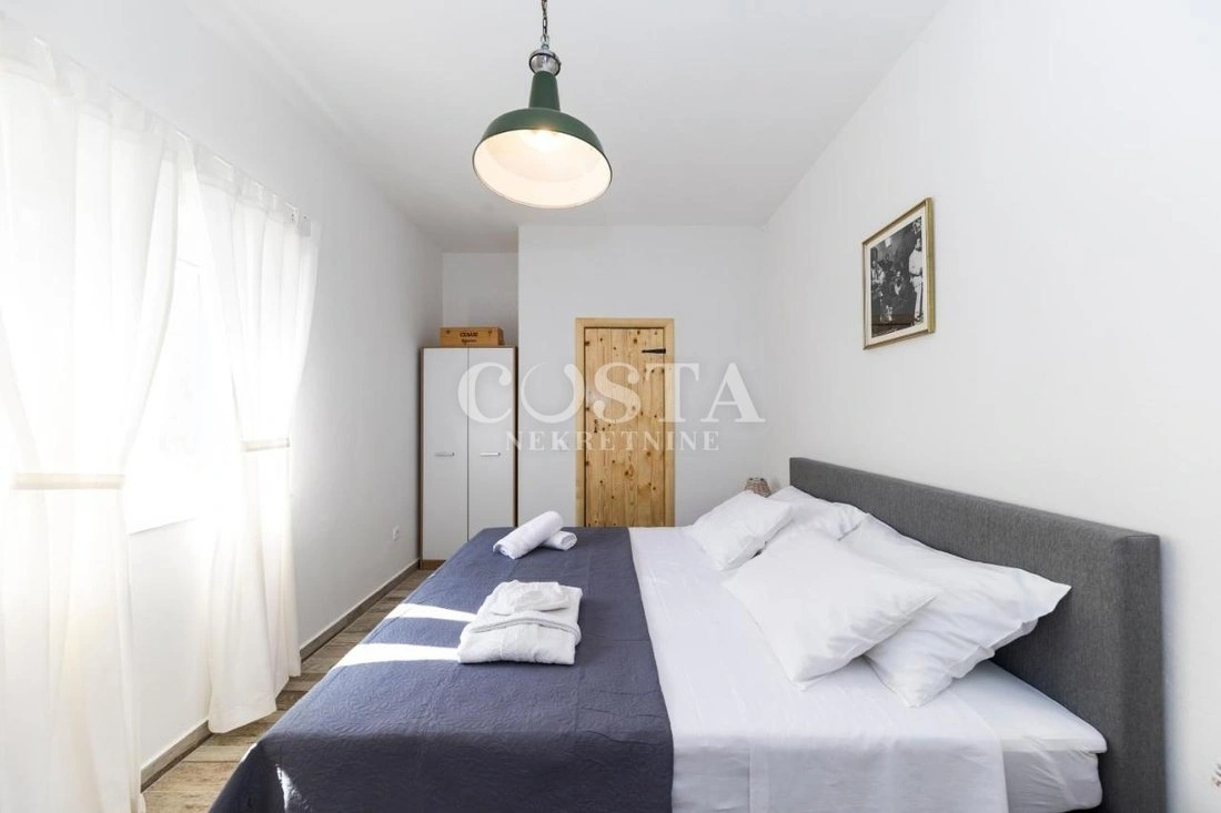 Дом 300 m2 с садом в Задаре, Хорватия