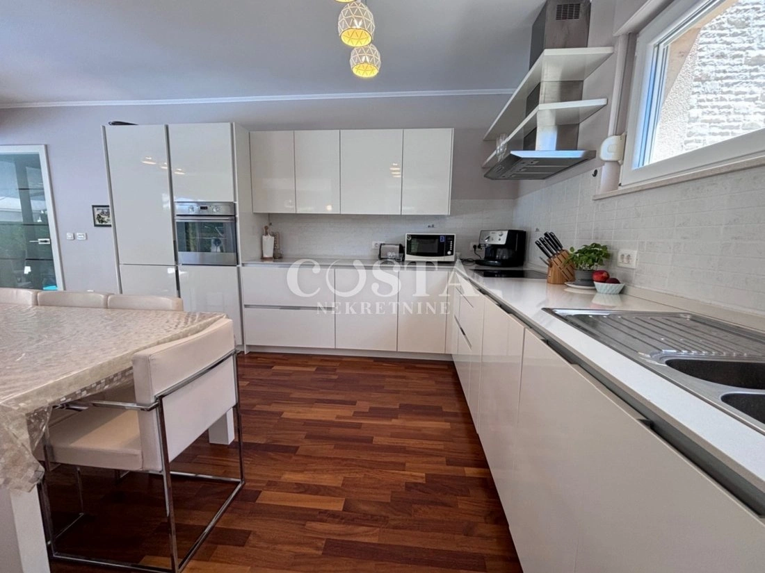 Дом 259 m2 с террасой в Задаре, Хорватия