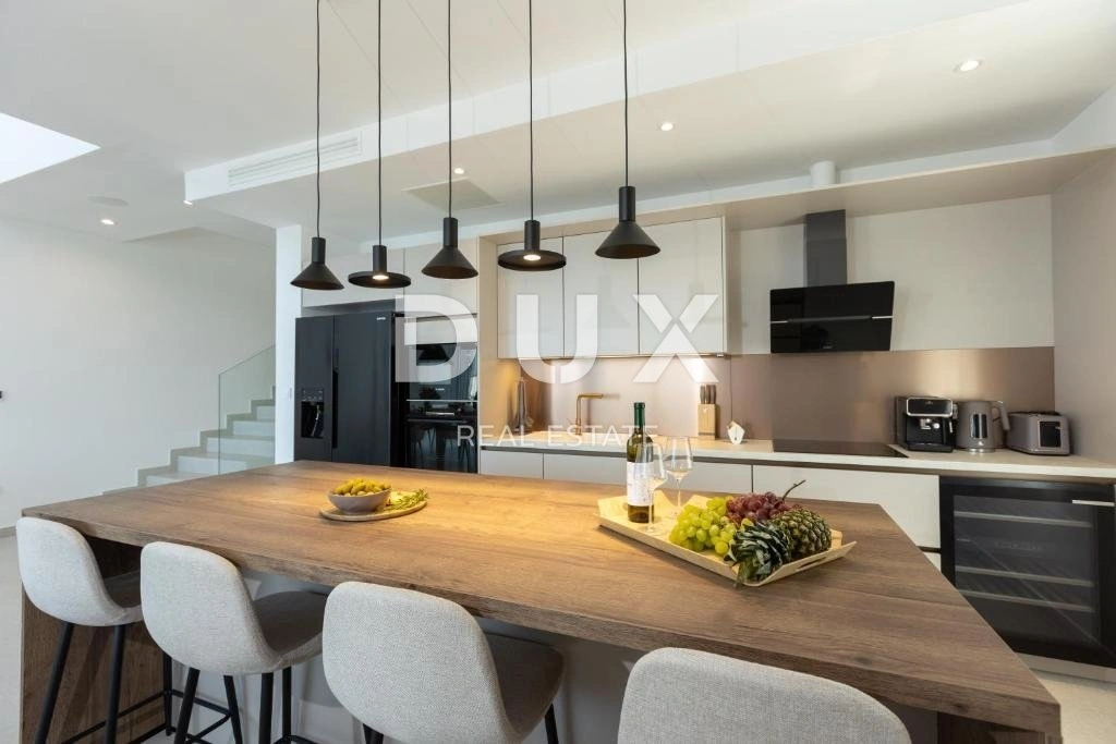 Дом 275 m2 с балконом в Задаре, Хорватия