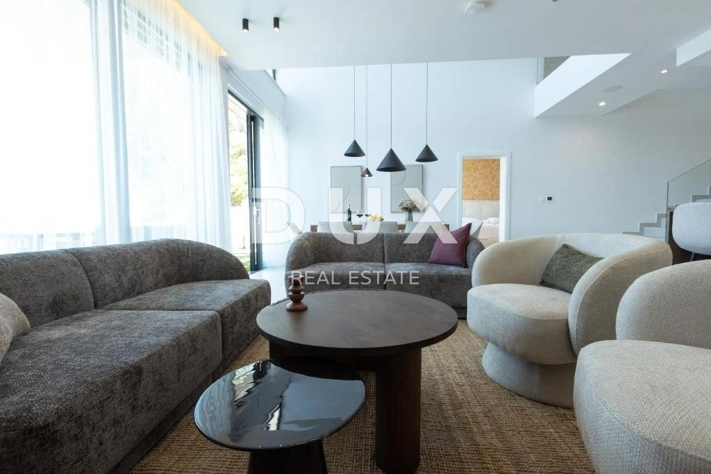 Дом 275 m2 с балконом в Задаре, Хорватия