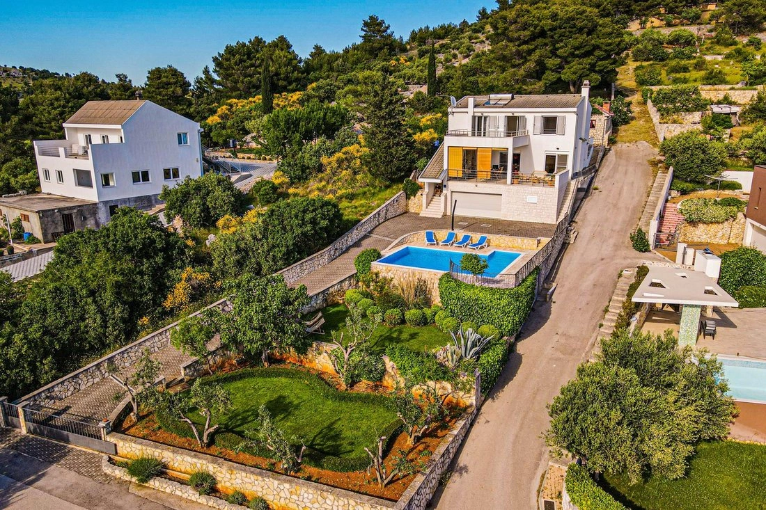 Вилла 3+1 с видом на горы в Шибенике, Хорватия