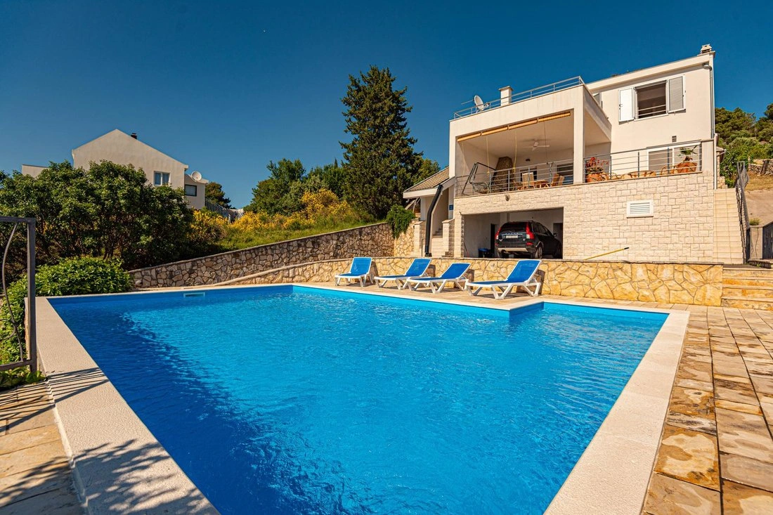 Вилла 3+1 с видом на горы в Шибенике, Хорватия