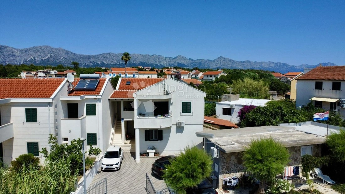 Дом 259 m2 с видом на горы в Хваре, Хорватия