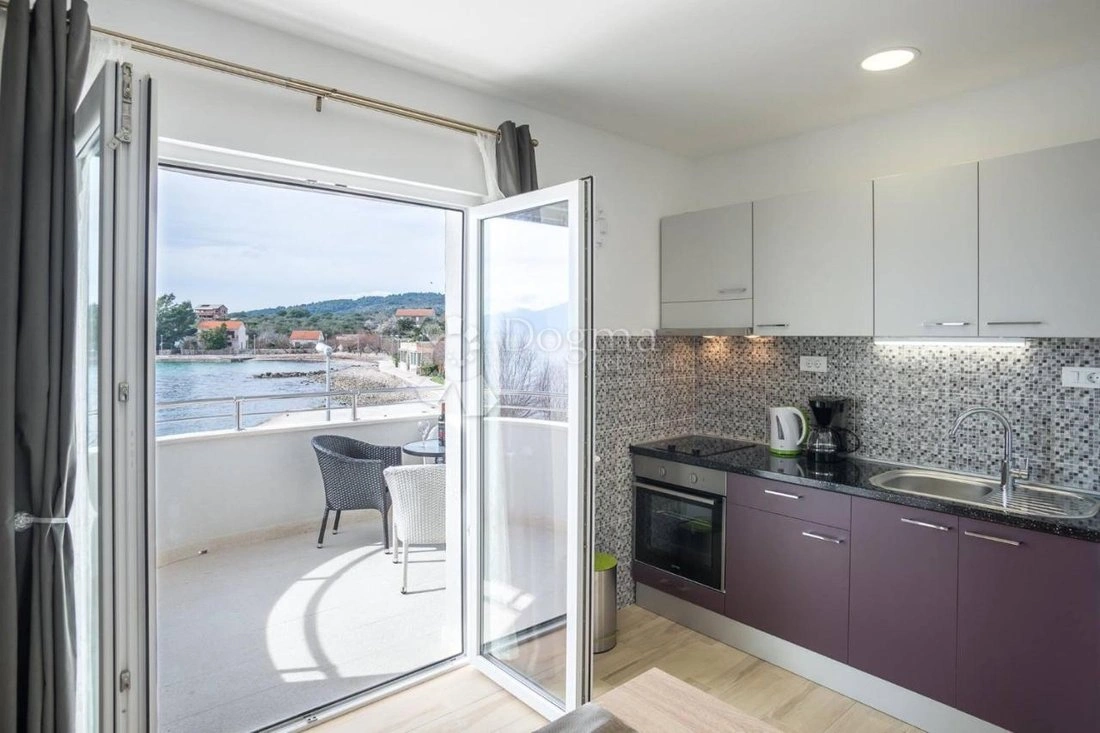 Дом 259 m2 с видом на горы в Хваре, Хорватия