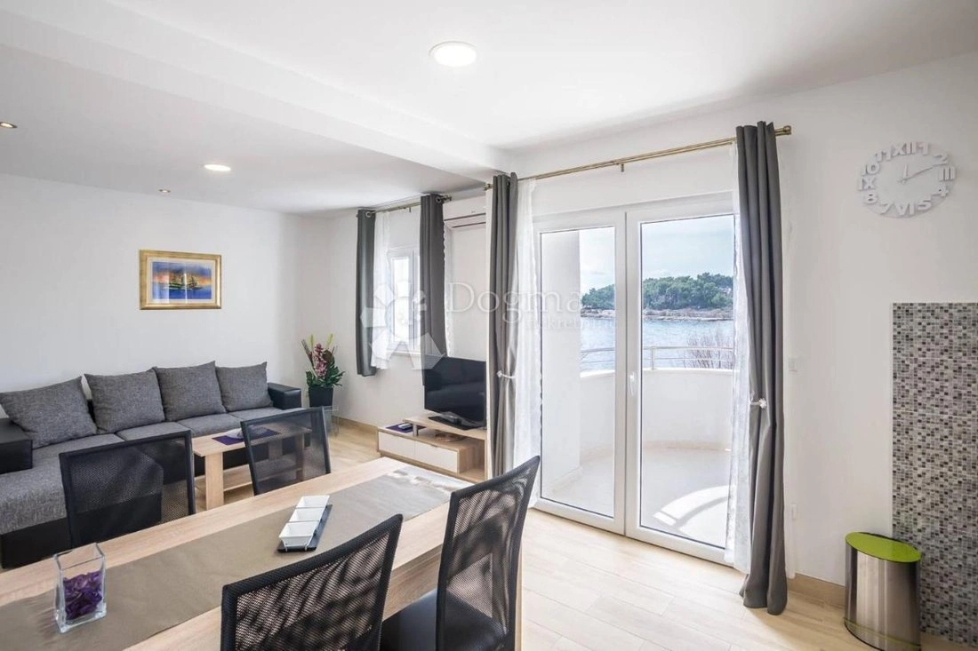 Дом 259 m2 с видом на горы в Хваре, Хорватия