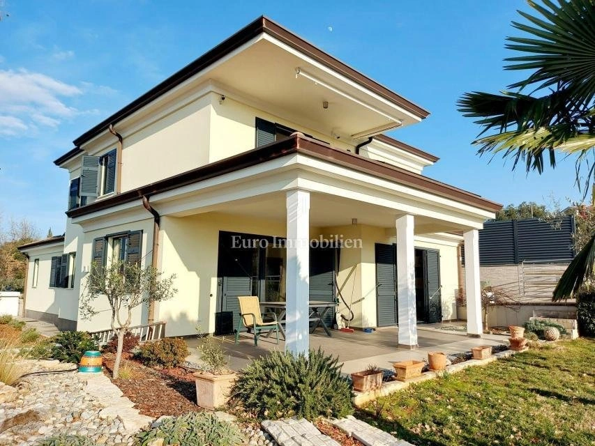 Дом 387 m2 с садом в Ровине, Хорватия