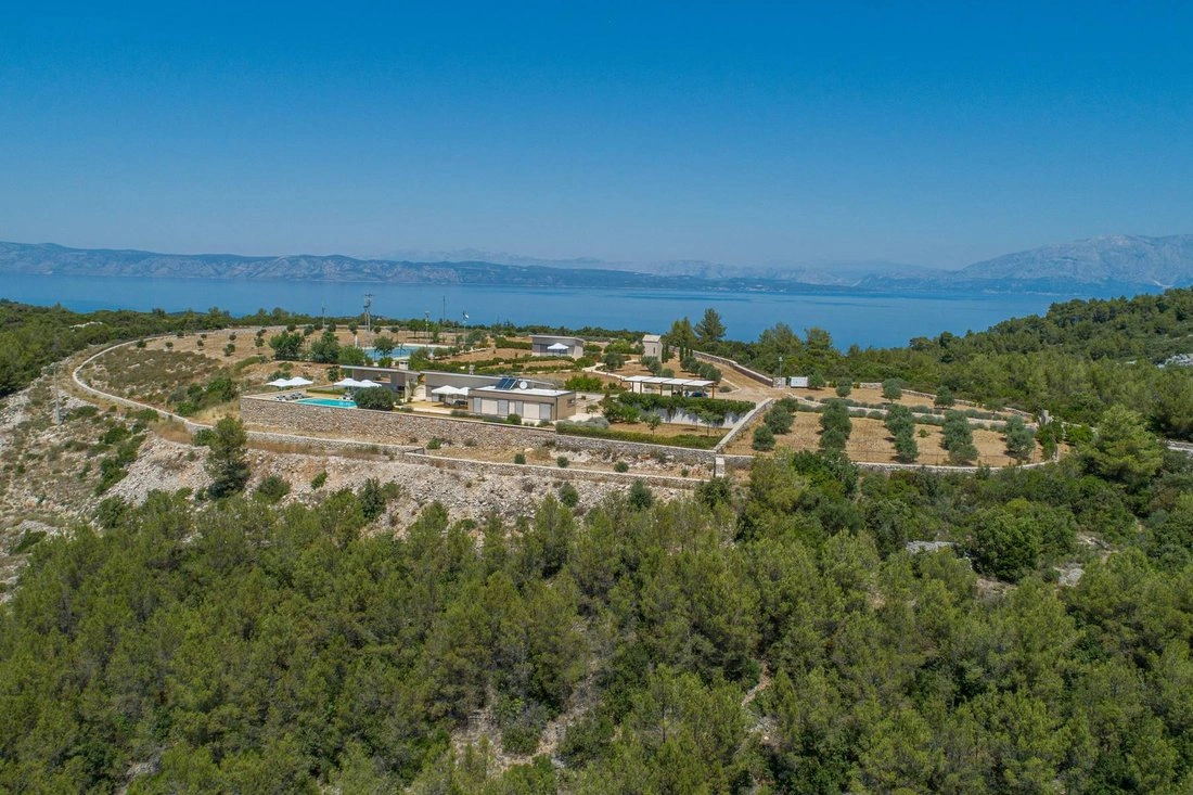 Вилла 5+1 с джакузи в Хваре, Хорватия