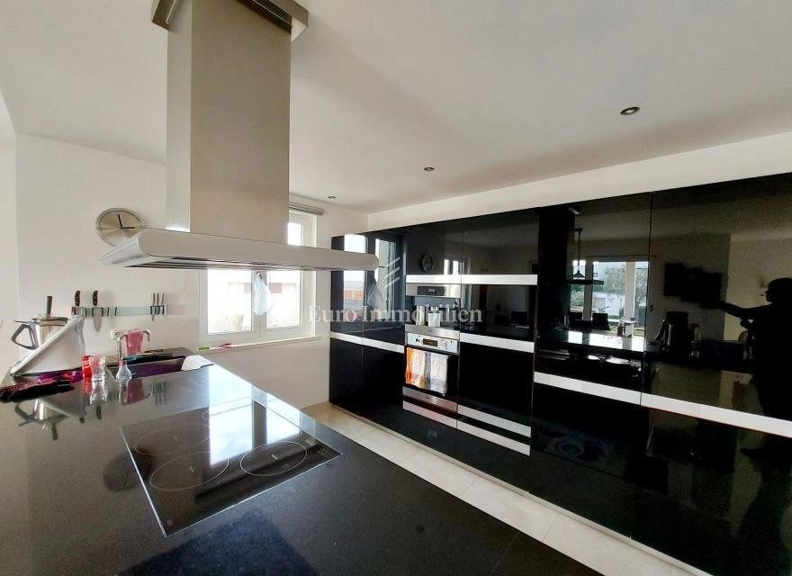 Дом 387 m2 с садом в Ровине, Хорватия