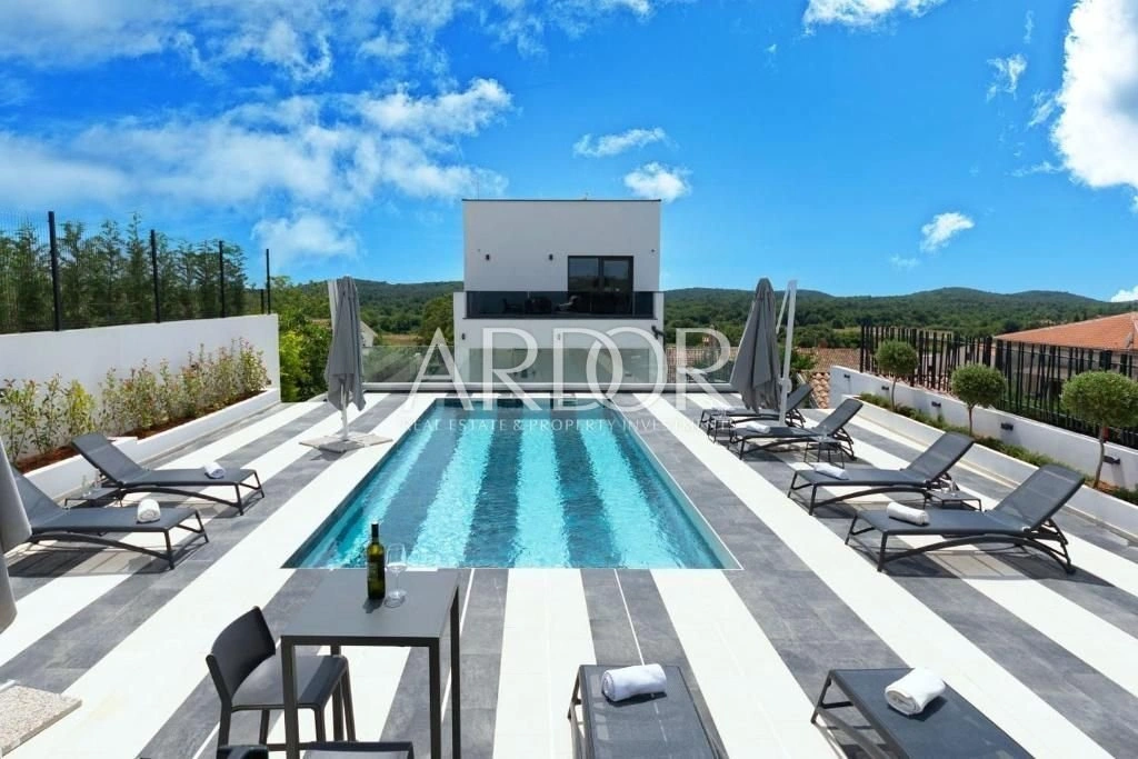 Дом 203 m2 с видом на горы в Порече, Хорватия