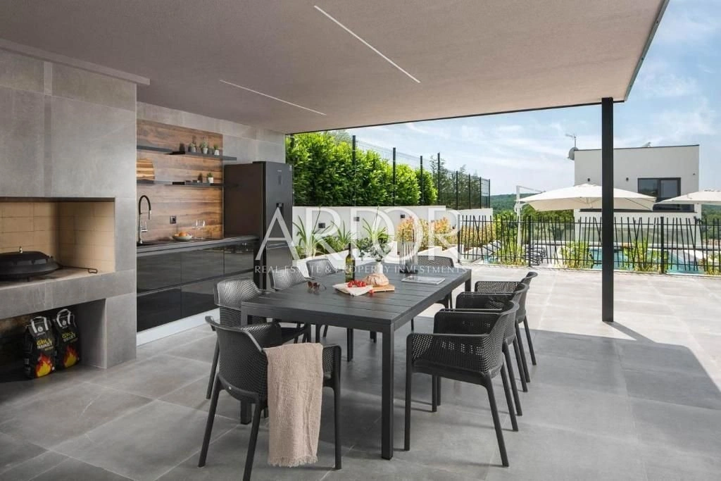 Дом 203 m2 с видом на горы в Порече, Хорватия