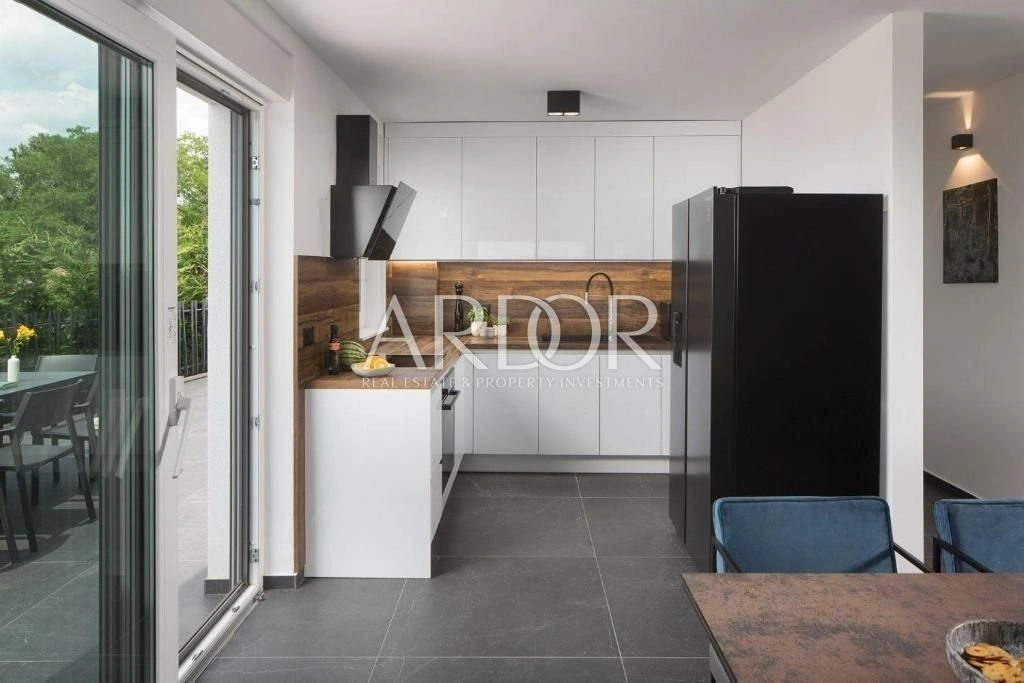 Дом 203 m2 с видом на горы в Порече, Хорватия