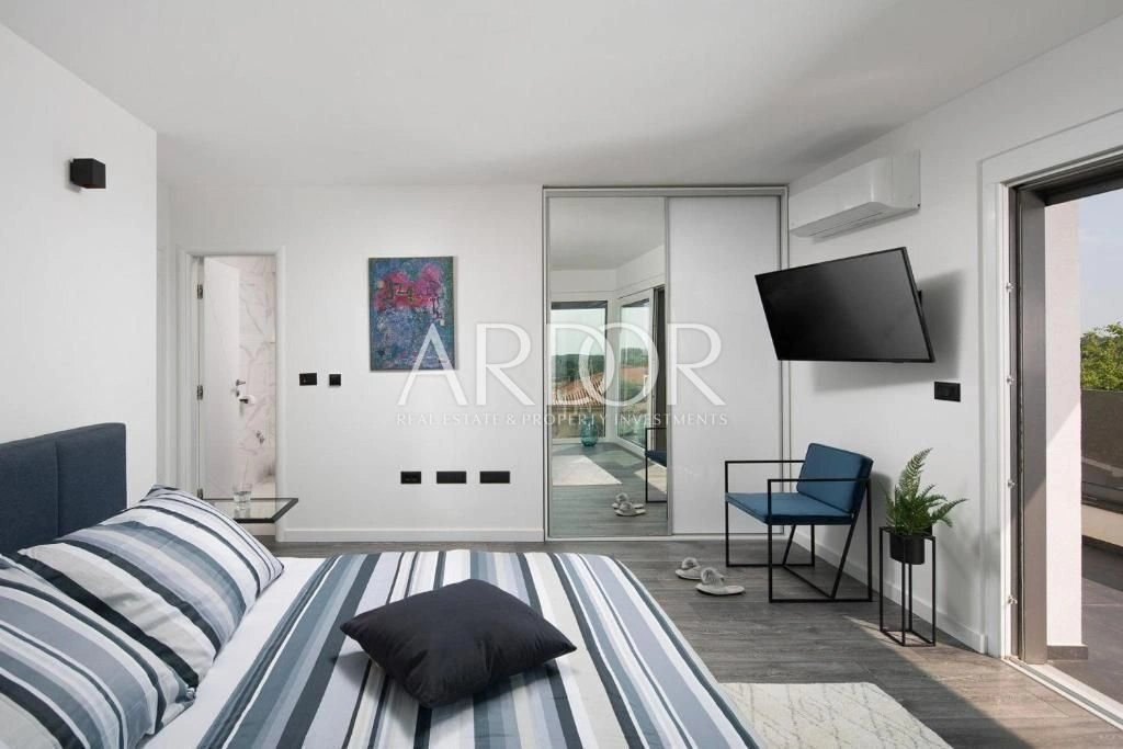 Дом 203 m2 с видом на горы в Порече, Хорватия