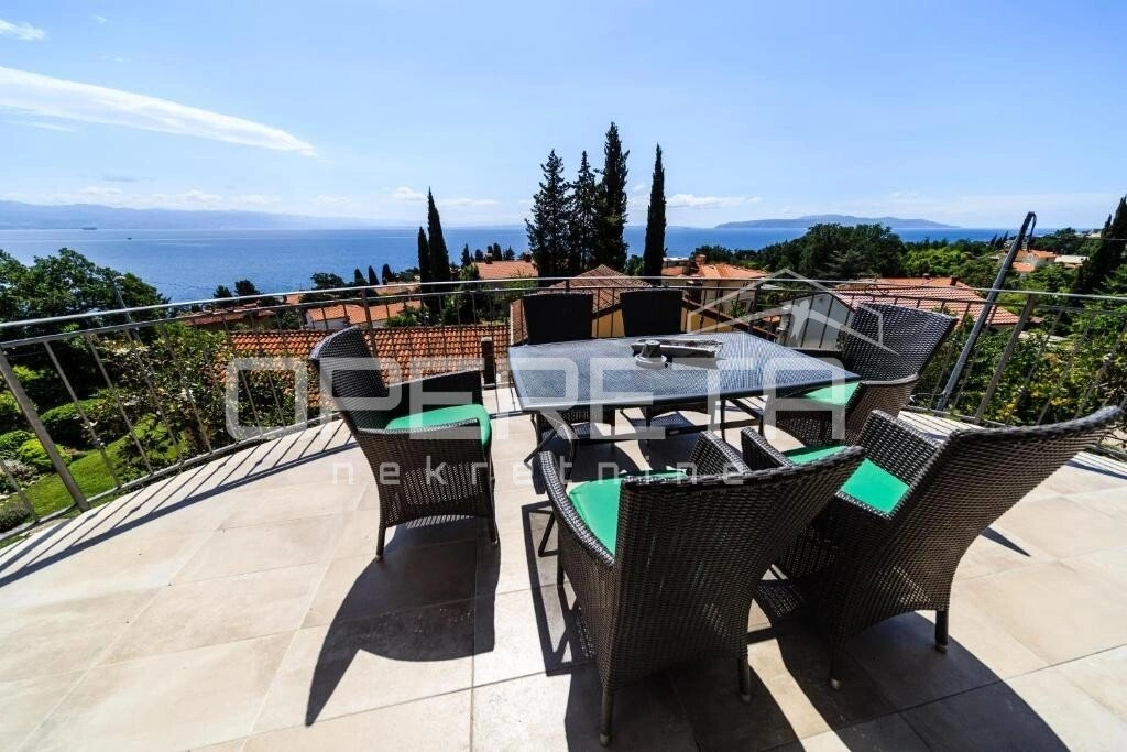 Вилла 380 m² с открытым бассейном в Опатии, Хорватия