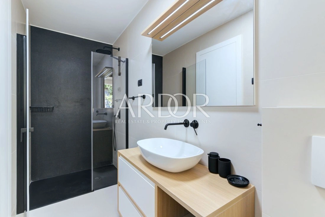 Квартира 127 m2 с открытым парковочным местом в Опатии, Хорватия