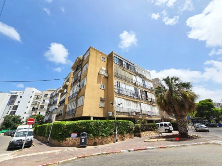 Современная квартира 80 m2 в Холоне, Израиль