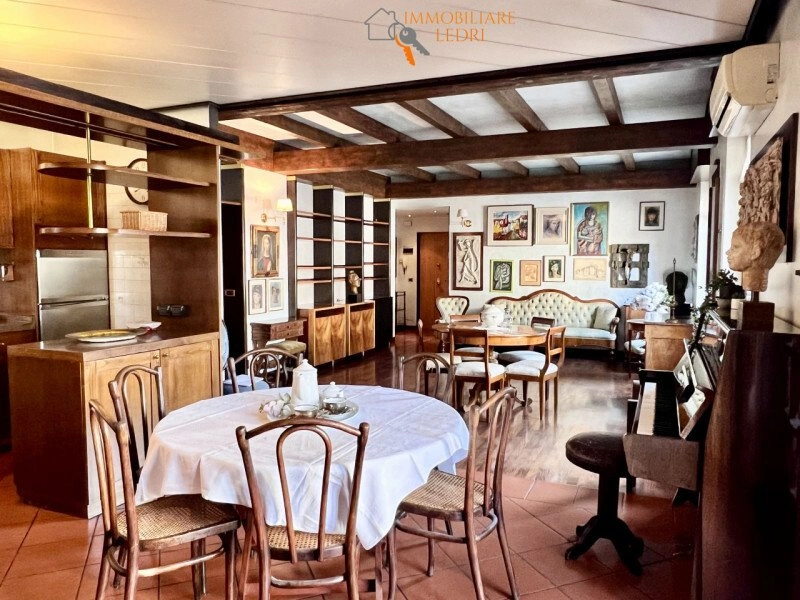 Меблированная просторная квартира 157 м² в Вероне, Италия