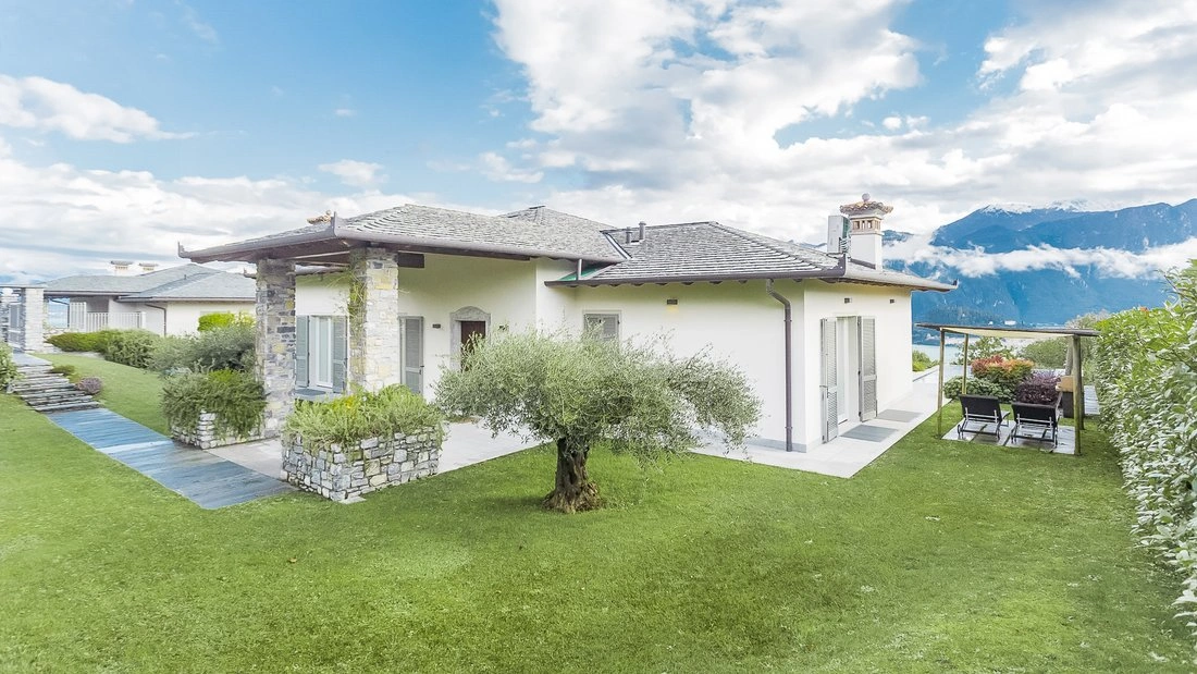 Вилла с видом на озеро, 460 м², Менаджо, Италия
