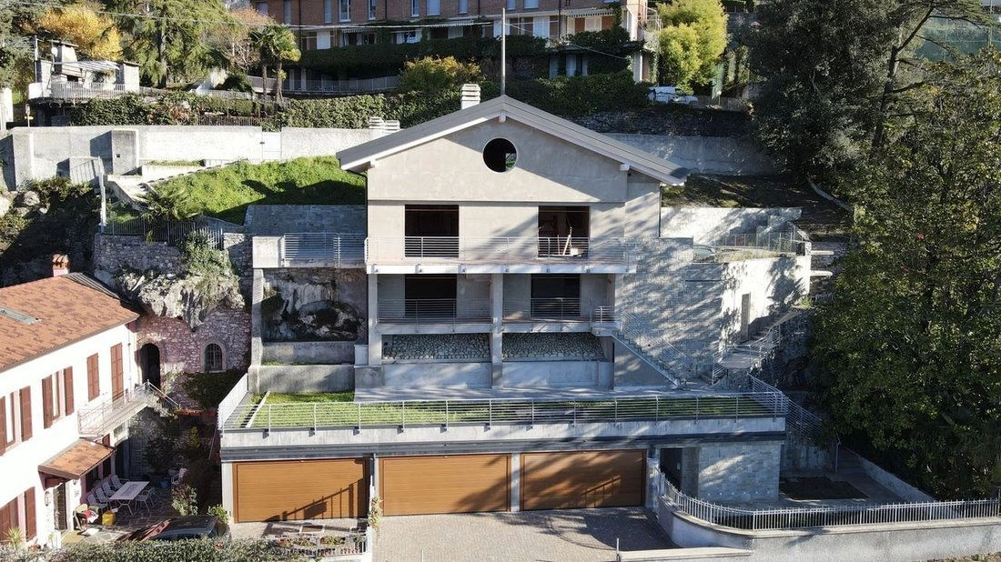 Sea-view villa 340 m2 in Como, Italy
