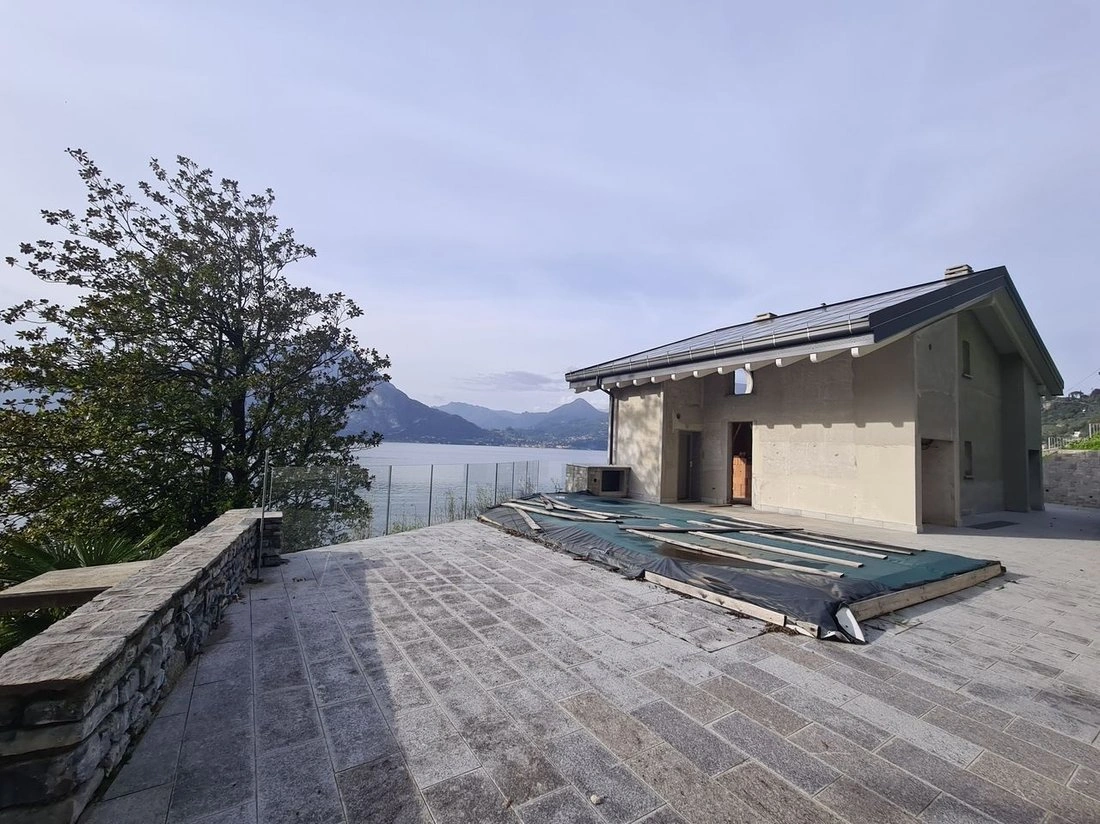 Sea-view villa 340 m2 in Como, Italy