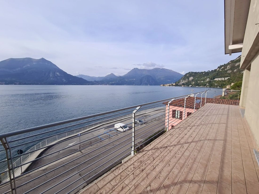 Sea-view villa 340 m2 in Como, Italy