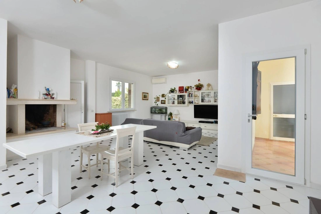 Комфортабельная вилла 7+1 в Лечче, Италия