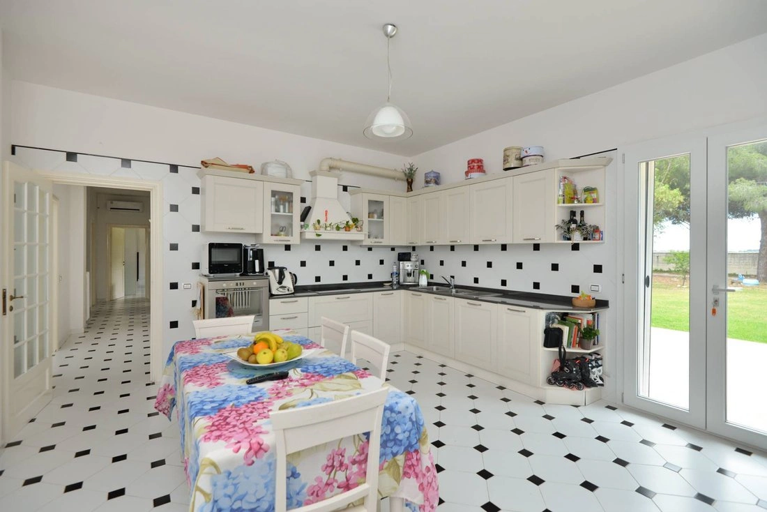 Комфортабельная вилла 7+1 в Лечче, Италия