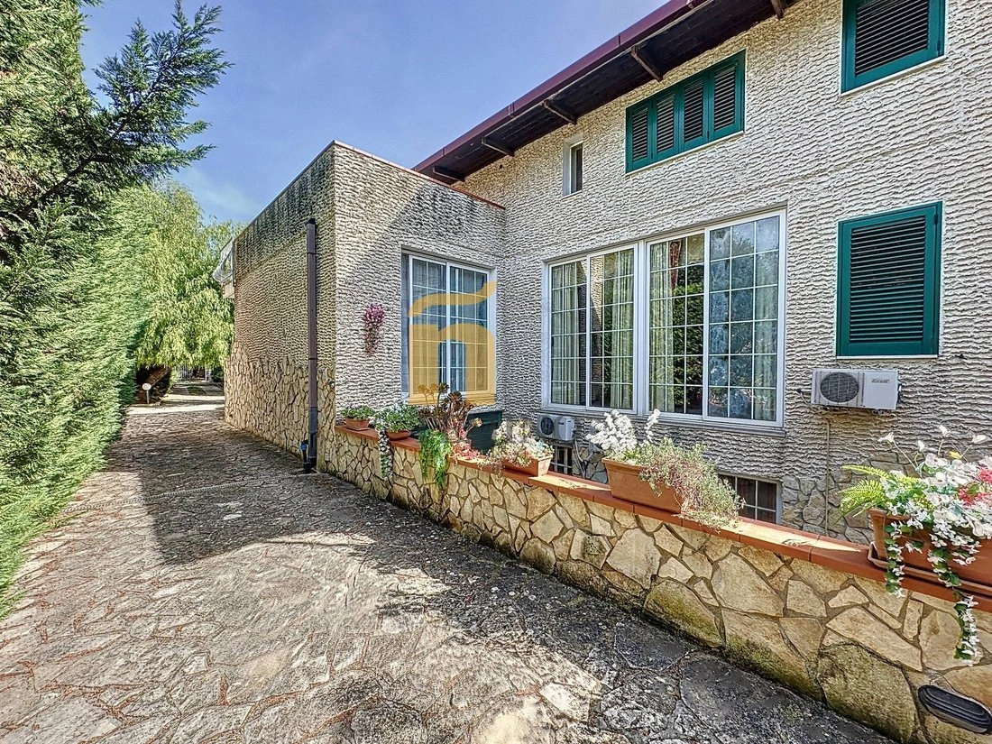 Семейная вилла 8+1 в Лечче, Италия