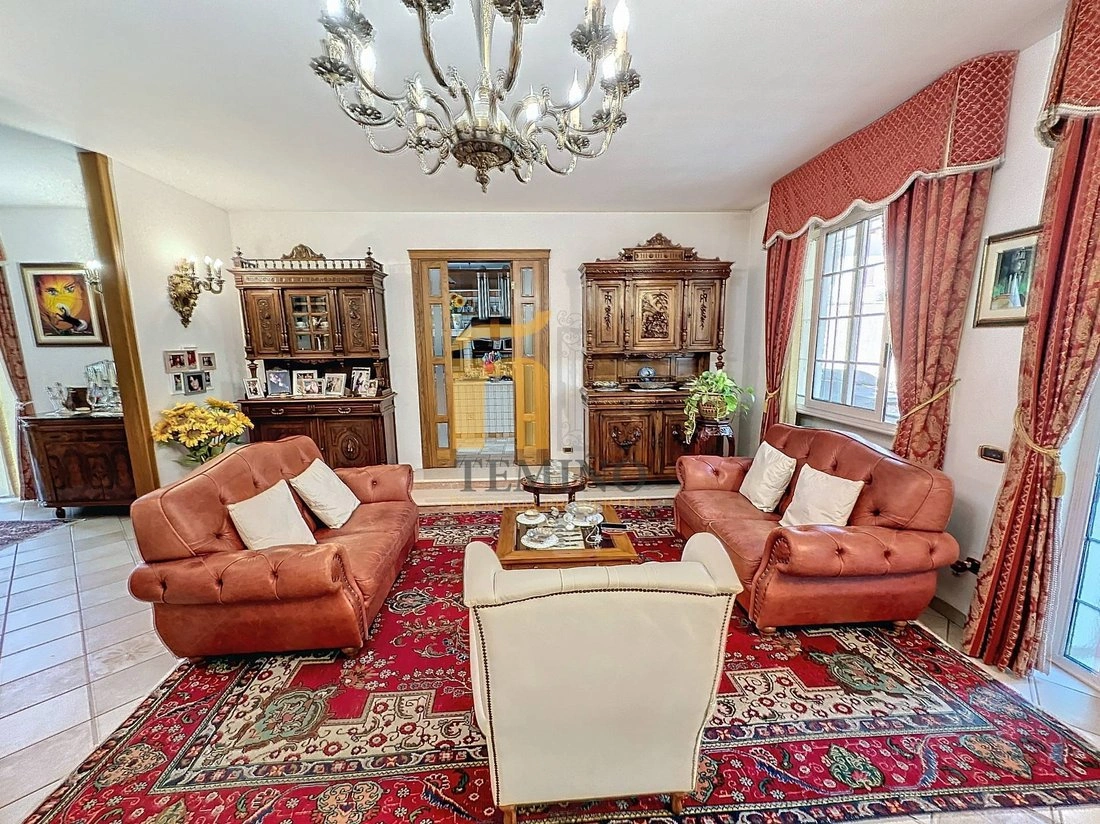 Семейная вилла 8+1 в Лечче, Италия