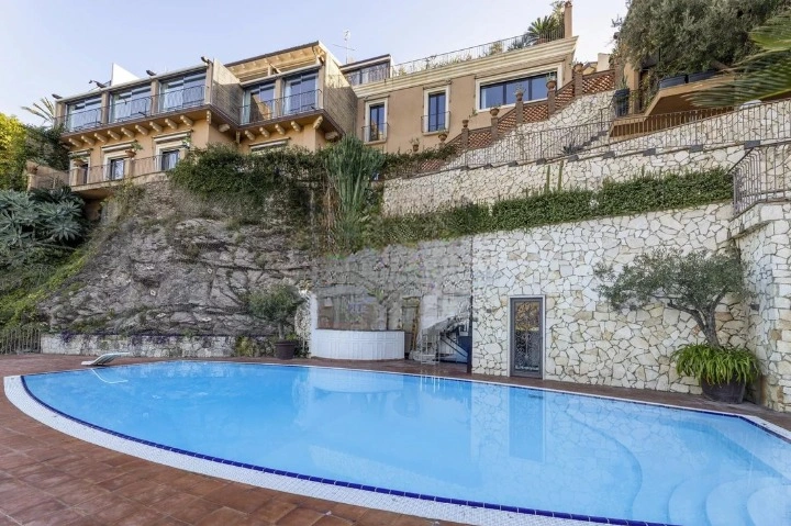 Привлекательная вилла 4+1 в Таормине, Италия