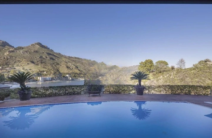 Привлекательная вилла 4+1 в Таормине, Италия