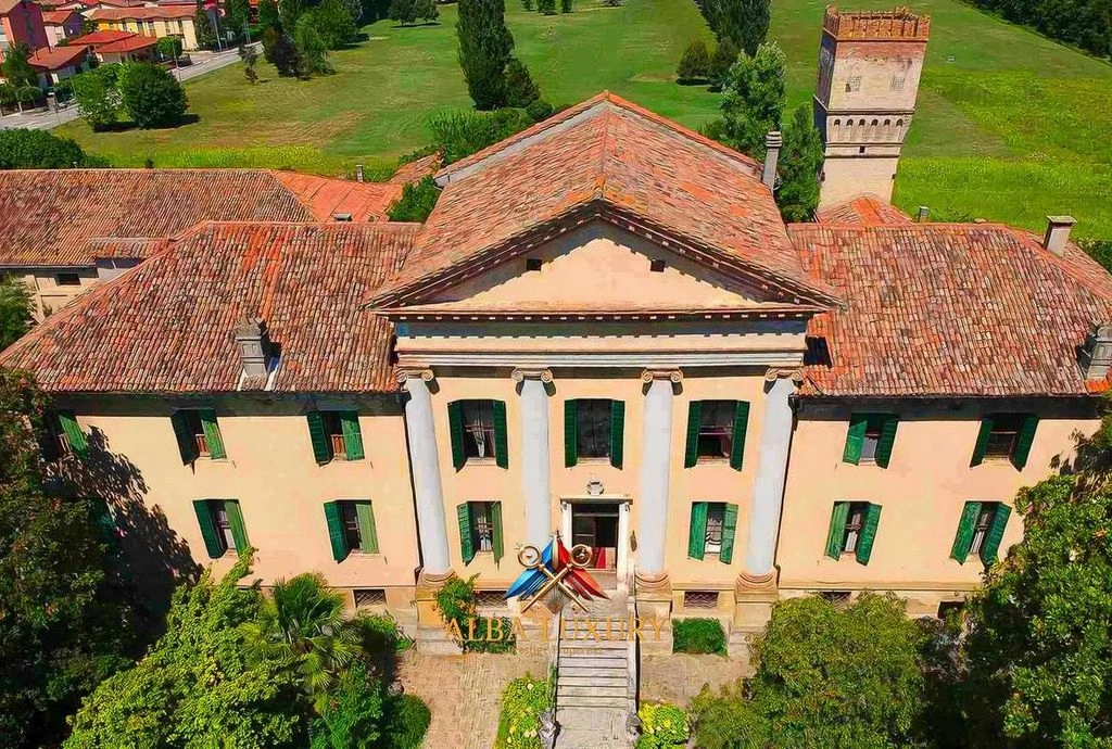 Просторный меблированный дом площадью 6000 м² в Падуе, Италия