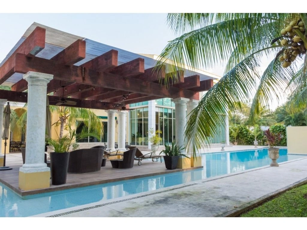 Просторный дом с пятью спальнями на территории гольф-клуба в Мериде, Мексика