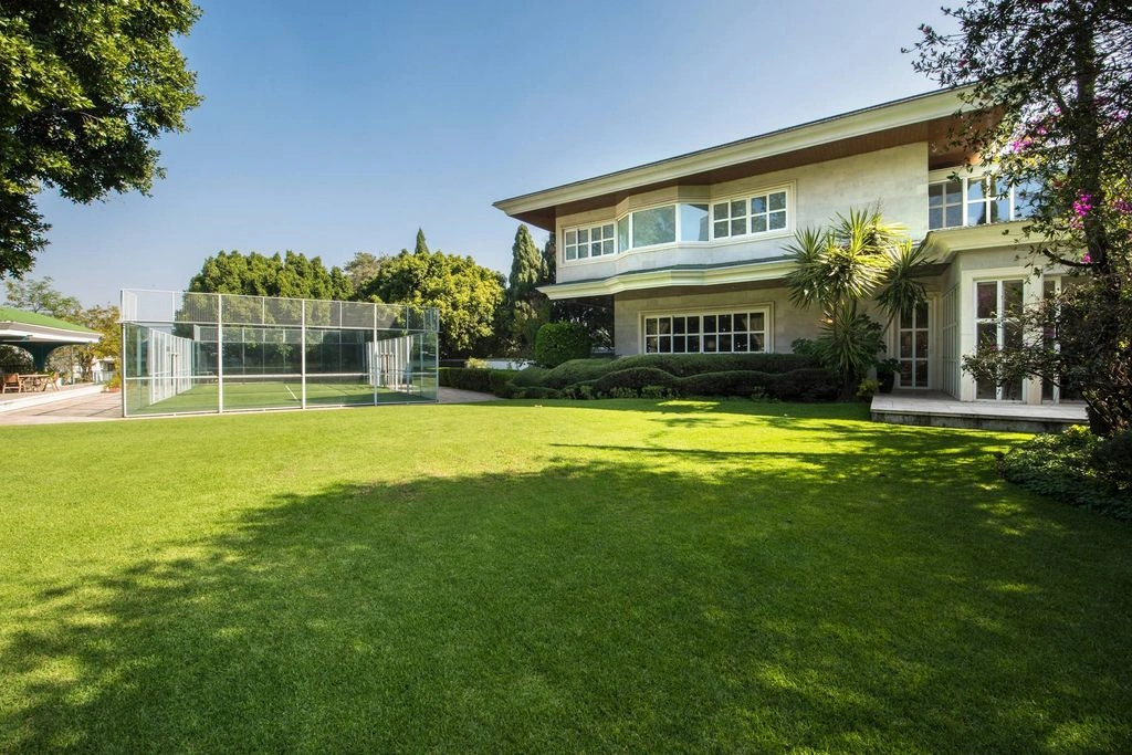 Просторный дом с крытым бассейном в Мехико, Мексика