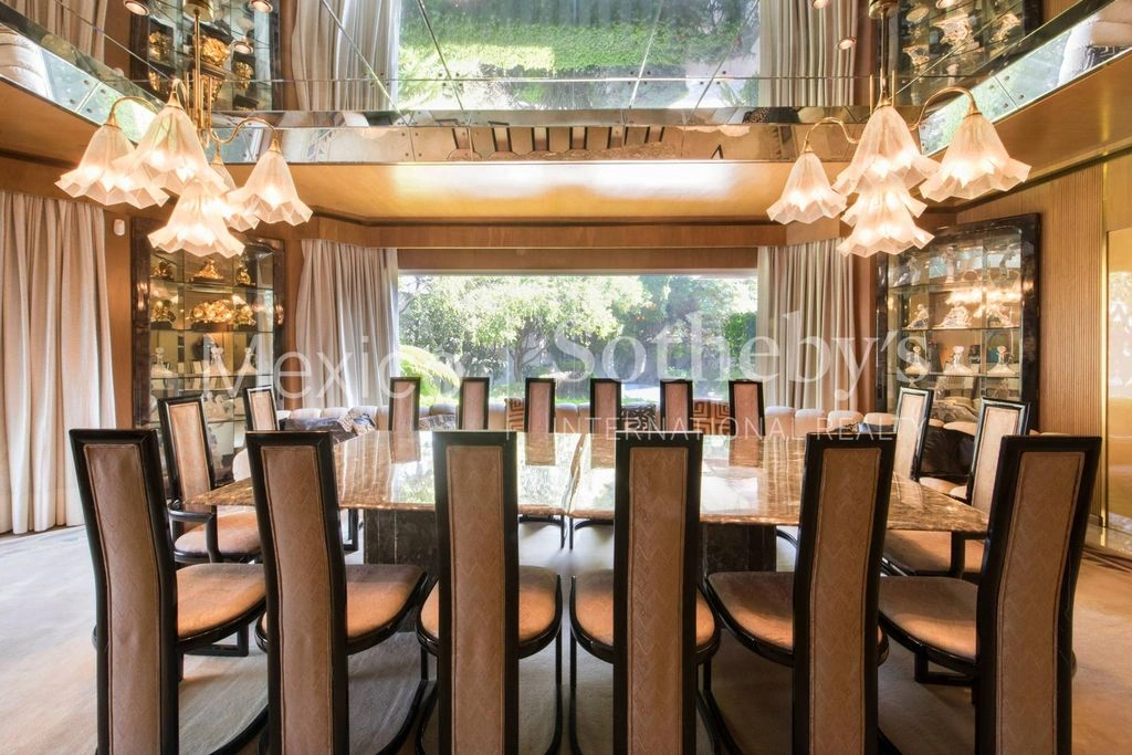 Просторный дом с крытым бассейном в Мехико, Мексика