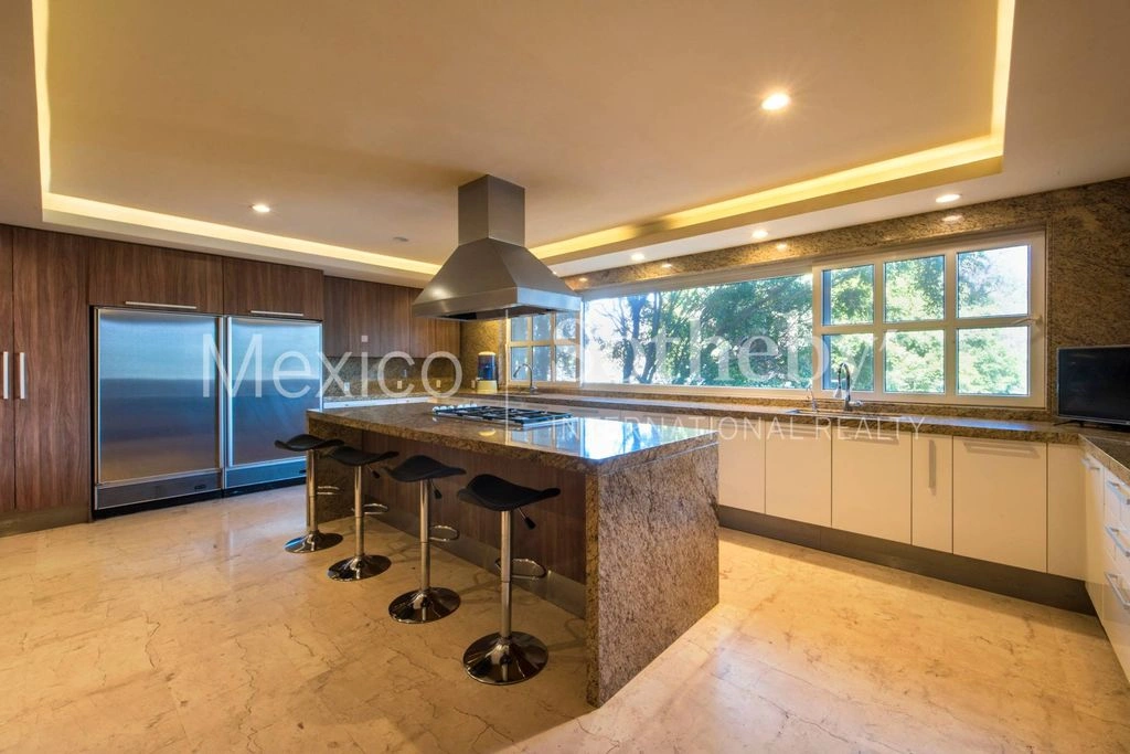 Просторный дом с крытым бассейном в Мехико, Мексика
