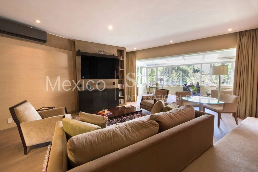 Просторный дом с крытым бассейном в Мехико, Мексика