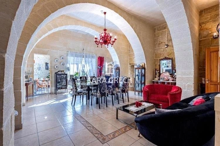 Дом 4+1 с офисом в Биркиркаре, Мальта