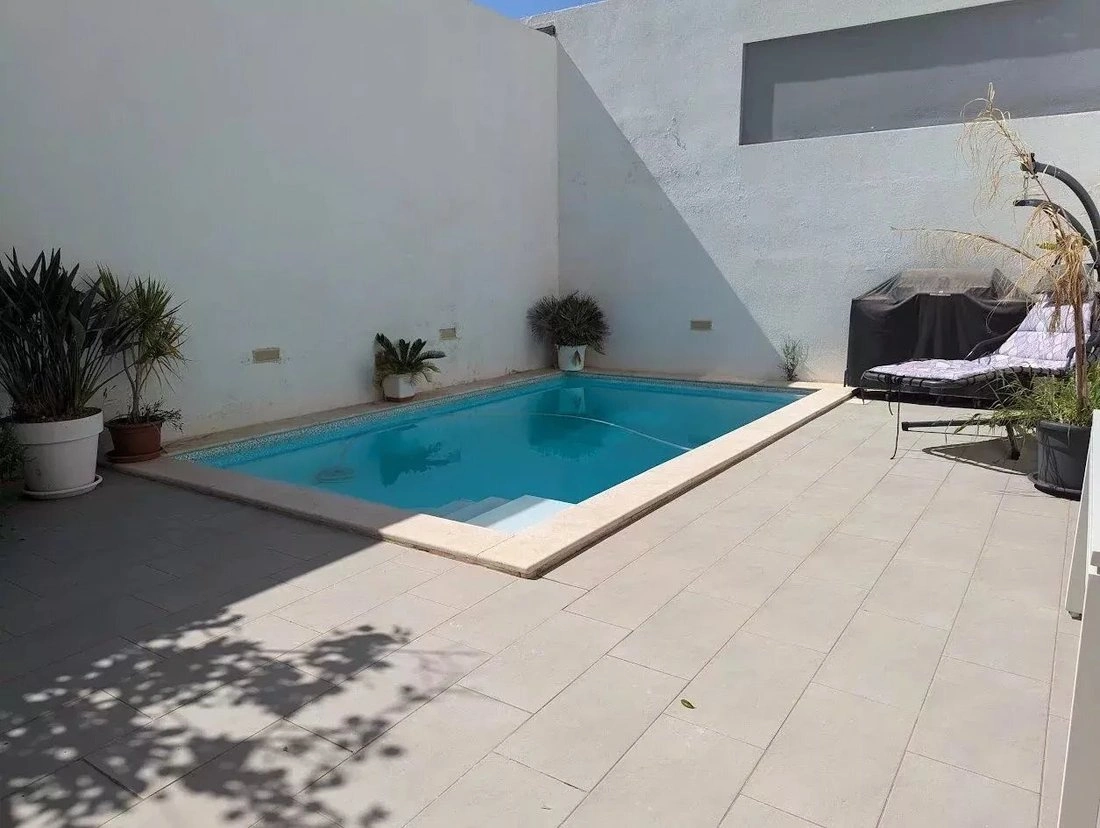 Вилла 3+1 с открытым бассейном в Биркиркаре, Мальта