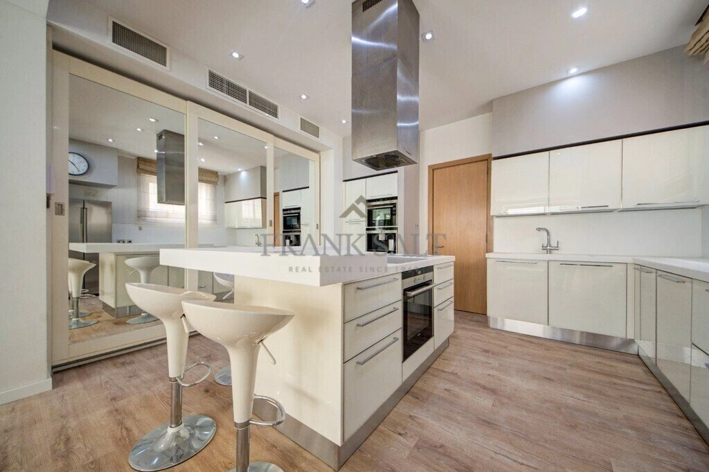 Квартира 3+1 с видом на город в Слиеме, Мальта